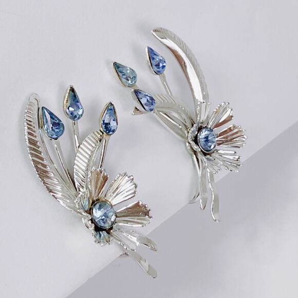 Vintage Mid Century Floral Spray Earrings Silver Tone Blue Rhinestone Screwback - Picture 4 of 13